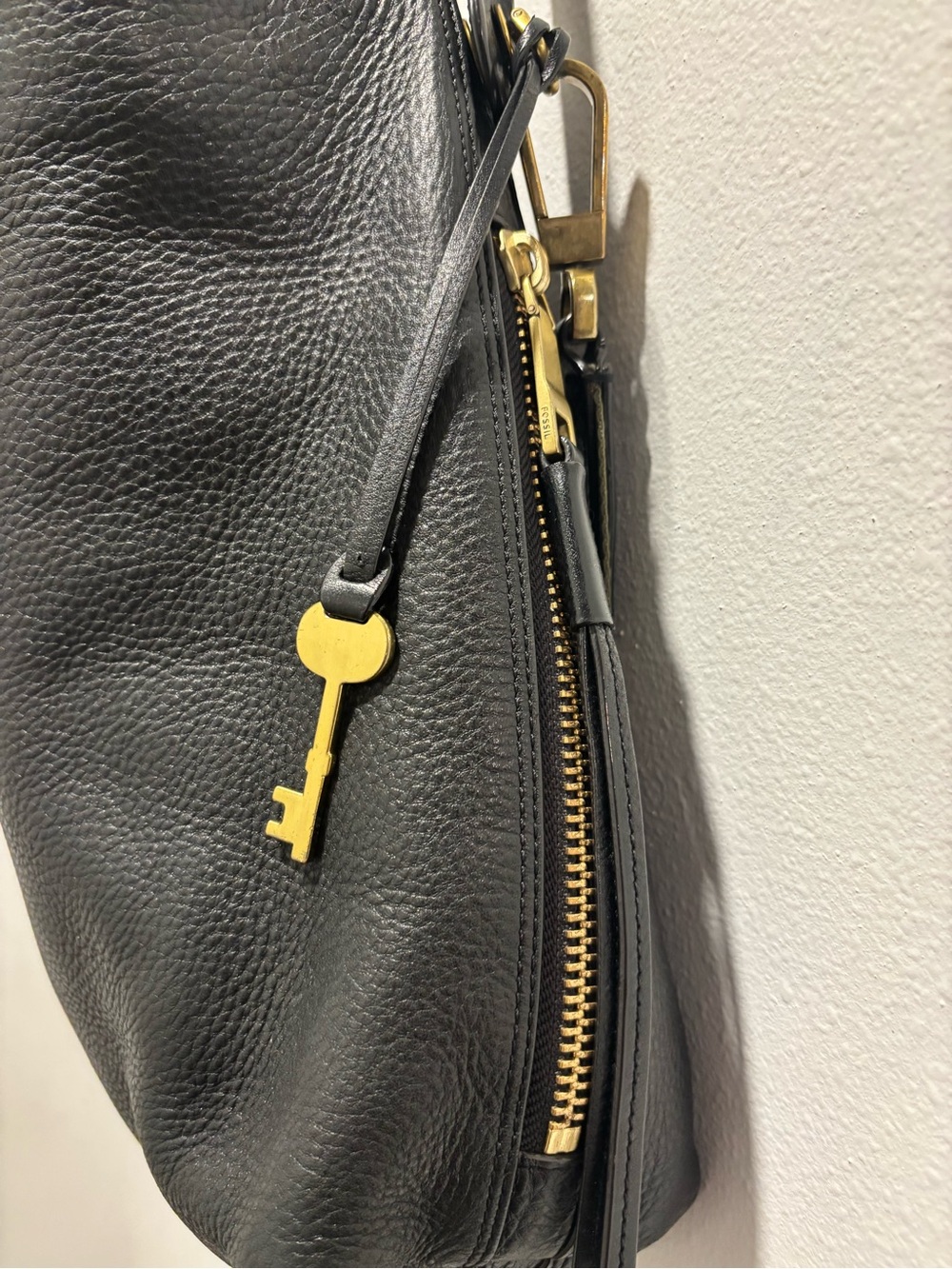 Fossil Maya Black Pebbled Leather Convertible Hobo Crossbody Bag Key Charm - Picture 6 of 7